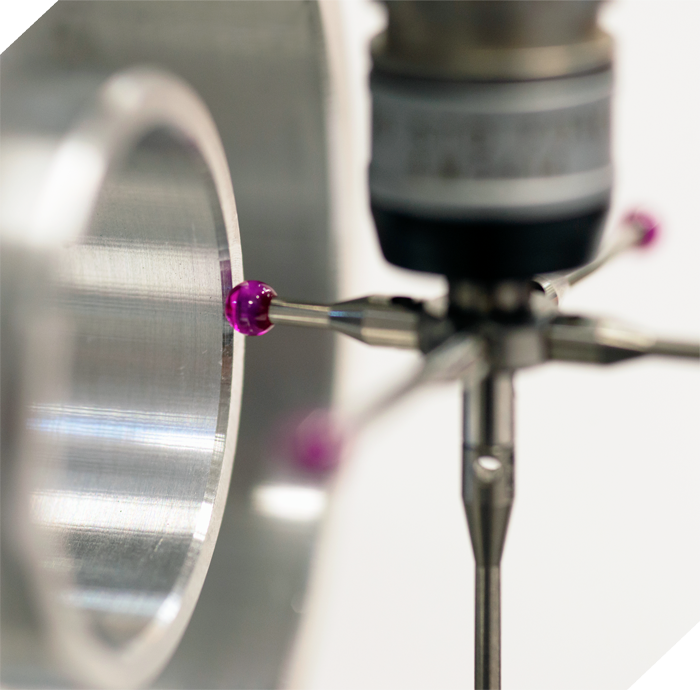 punta de medición 3d cnc al lado de una pieza mecanizada
